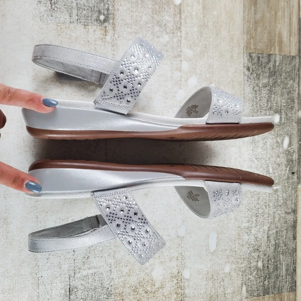 Easy Spirit Haisley Womens Sandal Sz 8.5 W Silver Shimmer Slingback Round Toe
